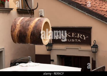 Esterno di un panificio a Praga Repubblica Ceca, con una grande Trdelnik appeso al di fuori Foto Stock