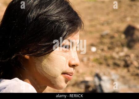 Giovane ragazza birmano con corteccia thanaka make-up Mingun, birmania, myanmar, sud-est asiatico Foto Stock