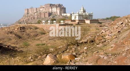 Jaswant Thada cenotaph, white marble memorial of Jaswant Singh II, Mehrangar Fort at back, Jodhpur, Rajasthan, India Foto Stock