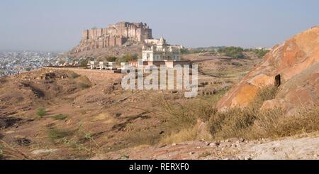 Jaswant Thada cenotaph, white marble memorial of Jaswant Singh II, Mehrangar Fort at back, Jodhpur, Rajasthan, India Foto Stock