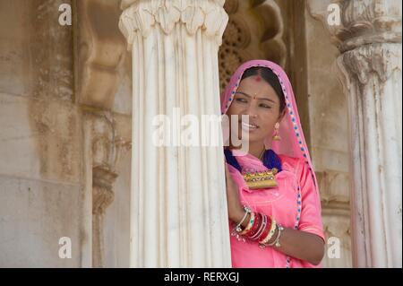 Donna indiana in Jaswant Thada il Cenotafio, Jodhpur, Rajasthan, India Foto Stock