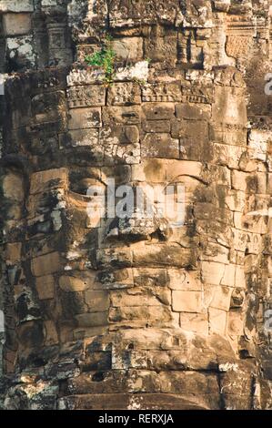 Giant volti scolpiti in pietra sopra l'entrata sud di Angkor Thom, Sito Patrimonio Mondiale dell'UNESCO, Siem Reap, Cambogia Foto Stock