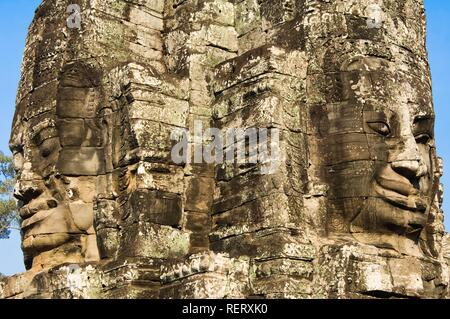 Giant volti scolpiti nella pietra, Bayon Angkor Thom, Sito Patrimonio Mondiale dell'UNESCO, Siem Reap, Cambogia, sud-est asiatico Foto Stock