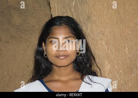 Giovane donna, ritratto, tribù che vive sul bordo del Parco Nazionale di Kanha, Madhya Pradesh, India, Asia del Sud Foto Stock