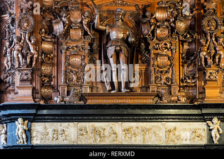 Xvi secolo l'imperatore Carlo mantelpiece in Assessore della camera a Brugse Vrije, ex corte di diritto / courthouse nella città di Bruges, Fiandre, in Belgio Foto Stock