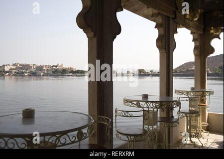 Vista da Jag Mandir Palace sul Palazzo di Città, Udaipur, Rajasthan, India, Asia del Sud Foto Stock