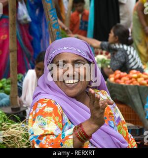 Donna indiana, ritratto, Udaipur mercato, Rajasthan, India Foto Stock