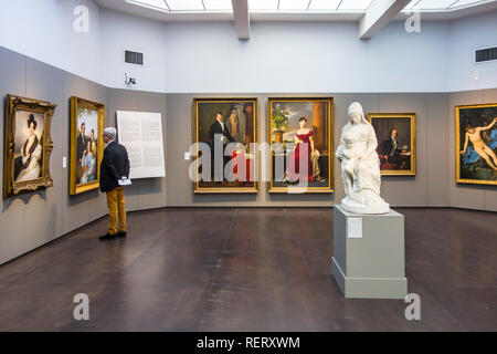 Visitatore guardando al XIX secolo dipinti in stile neoclassico nel Groeningemuseum, Museo di Belle arti nella città di Bruges, Fiandre Occidentali, Belgio Foto Stock