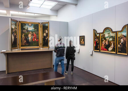 I visitatori che desiderano al trittico di Jean des Trompes da Gerard David, Early Netherlandish pittore al Groeningemuseum di Bruges, Fiandre, in Belgio Foto Stock