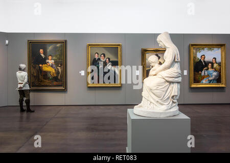 Visitatore guardando al XIX secolo dipinti in stile neoclassico nel Groeningemuseum, Museo di Belle arti nella città di Bruges, Fiandre Occidentali, Belgio Foto Stock