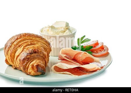 Piatto con croissant creame formaggio e prosciutto su bianco Foto Stock