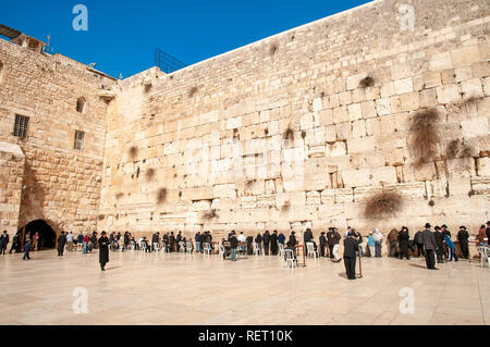 Gli ebrei ortodossi in preghiera al Muro Occidentale di Gerusalemme, Israele Foto Stock