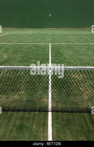 Campo da tennis con tappeto erboso artificiale in un hotel, Fuerteventura, Isole Canarie, Spagna, Europa Foto Stock