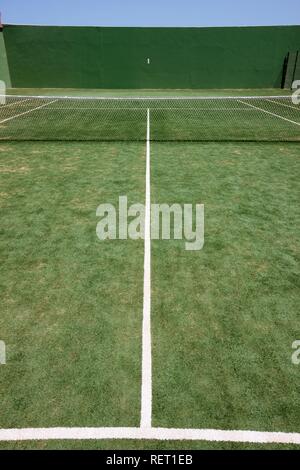 Campo da tennis con tappeto erboso artificiale in un hotel, Fuerteventura, Isole Canarie, Spagna, Europa Foto Stock