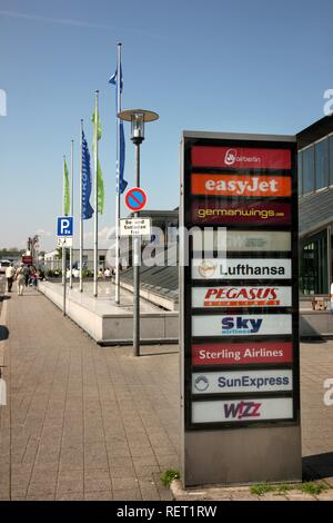 Segno indicante le compagnie aeree davanti alla sala partenze dell'aeroporto di Dortmund, Renania settentrionale-Vestfalia Foto Stock