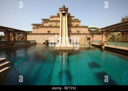 La Ziggurat scorrere acqua attraverso uno squalo acquario riempito nell'Aquaventure acqua parco avventura in Atlantis Hotel, il Palm Foto Stock