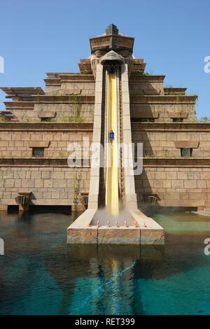 La Ziggurat scorrere acqua attraverso uno squalo acquario riempito nell'Aquaventure acqua parco avventura in Atlantis Hotel, il Palm Foto Stock