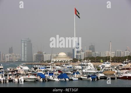 Skyline alla Corniche e yacht harbour, Abu Dhabi, Emirati Arabi Uniti, Medio Oriente Foto Stock