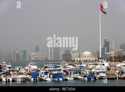 Porto degli Yacht di fronte skyline presso la Corniche, Abu Dhabi, Emirati Arabi Uniti, Medio Oriente Foto Stock