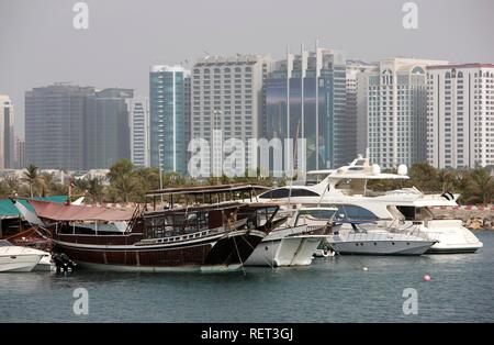 Porto degli Yacht di fronte skyline presso la Corniche, Abu Dhabi, Emirati Arabi Uniti, Medio Oriente Foto Stock