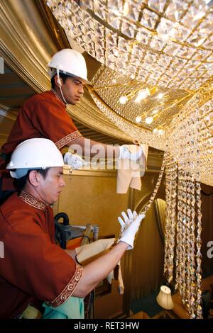 Emirates Palace Hotel Kempinski Gruppo pulizia personale di uno dei più di 150 lampadari di cristallo, Abu Dhabi, Emirati Arabi Uniti Foto Stock