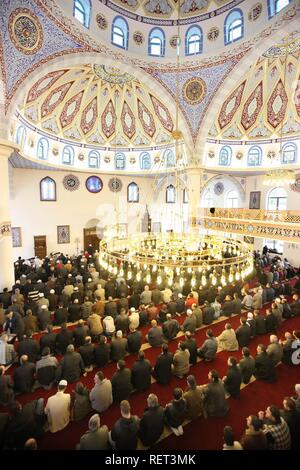 Persone in preghiera alla preghiera del Venerdì nella moschea Ditib-Merkez, Duisburg-Marxloh, Renania settentrionale-Vestfalia Foto Stock