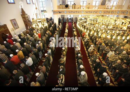 Persone in preghiera alla preghiera del Venerdì nella moschea Ditib-Merkez, Duisburg-Marxloh, Renania settentrionale-Vestfalia Foto Stock