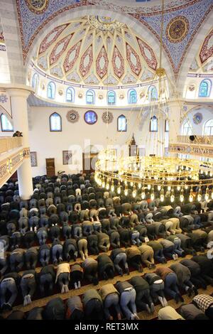 Persone in preghiera alla preghiera del Venerdì nella moschea Ditib-Merkez, Duisburg-Marxloh, Renania settentrionale-Vestfalia Foto Stock