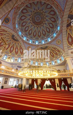 Vista interna della moschea Ditib-Merkez, Duisburg-Marxloh, Renania settentrionale-Vestfalia Foto Stock