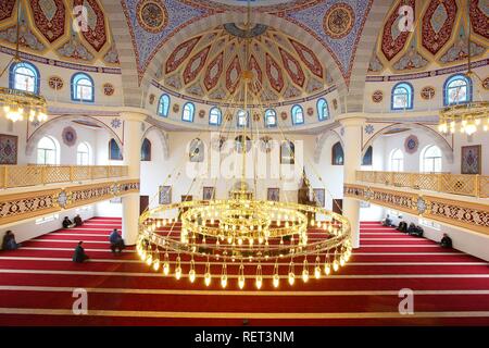 Vista interna della moschea Ditib-Merkez, Duisburg-Marxloh, Renania settentrionale-Vestfalia Foto Stock