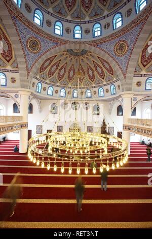 Vista interna della moschea Ditib-Merkez, Duisburg-Marxloh, Renania settentrionale-Vestfalia Foto Stock