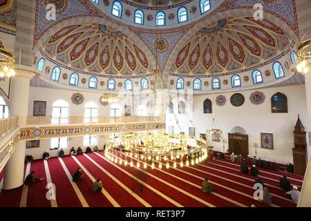 Vista interna della moschea Ditib-Merkez, Duisburg-Marxloh, Renania settentrionale-Vestfalia Foto Stock