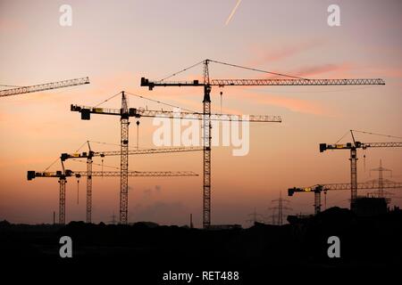 Gru per edilizia su un grande sito di costruzione di Essen, Renania settentrionale-Vestfalia Foto Stock