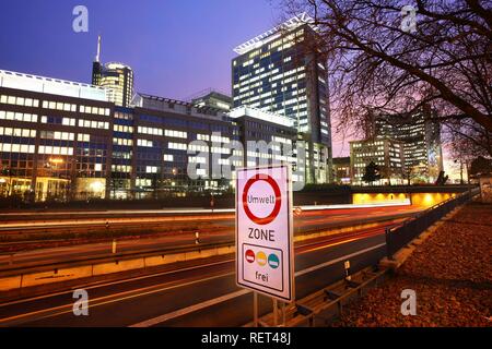 Segno che indica la zona a protezione ambientale di zona della Ruhr sull'autostrada A40, Ruhrschnellweg, all'interno della città in tunnel di Essen Foto Stock