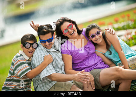 Famiglia godendo una giornata in un parco divertimenti. Foto Stock