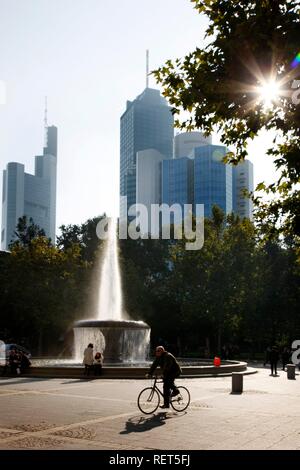 Fontana con un beccuccio di fronte alla Alte Oper, la vecchia Opera, Francoforte Hesse Foto Stock