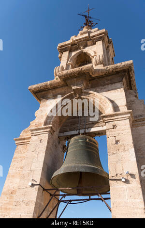 Close up della campana entro il campanile della cattedrale di Valencia, El Miguelete, Spagna, Europa Foto Stock