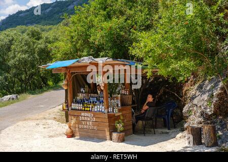 Street Vendita di specialità locali, vicino Virpazar, il Lago di Scutari Parco Nazionale, nei pressi di bar, Montenegro Foto Stock
