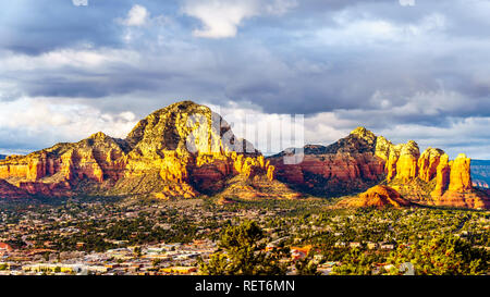 Panorama di montagna Lee e altri Red Rock Mountains circostanti la città di Sedona in Arizona in Coconino National Forest, Stati Uniti d'America Foto Stock