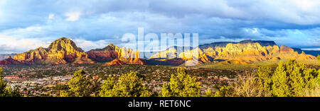 Sunset over Thunder Mountain e altri Red Rock Mountains circostanti la città di Sedona in Arizona in Coconino National Forest, Stati Uniti Foto Stock