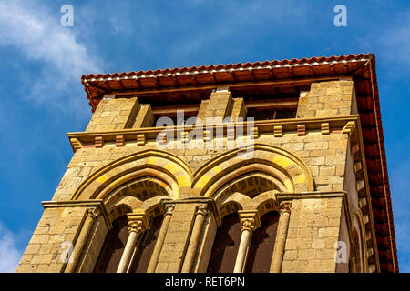 Mailhat. Chiesa romanica con il suo campanile quadrato, Puy de Dome dipartimento, Auvergne-Rhone-Alpes, Francia Foto Stock