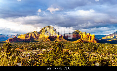 Sunset over Thunder Mountain e altri Red Rock Mountains circostanti la città di Sedona in Arizona in Coconino National Forest, Stati Uniti Foto Stock