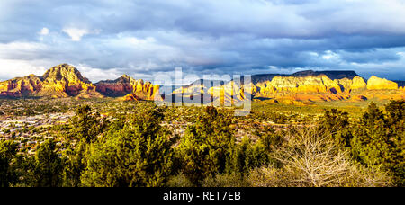 Sunset over Thunder Mountain e altri Red Rock Mountains circostanti la città di Sedona in Arizona in Coconino National Forest, Stati Uniti Foto Stock