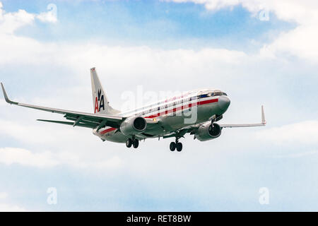 Montego Bay, Giamaica - 19 Febbraio 2017: American Airlines aeromobili preparazione a terra presso l'Aeroporto Internazionale di Sangster (MBJ) in Montego Bay Foto Stock