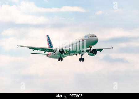 Montego Bay, Giamaica - 19 Febbraio 2017: American Airlines aeromobili preparazione a terra presso l'Aeroporto Internazionale di Sangster (MBJ) in Montego Bay Foto Stock