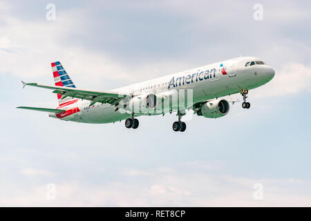 Montego Bay, Giamaica - 19 Febbraio 2017: American Airlines aeromobili preparazione a terra presso l'Aeroporto Internazionale di Sangster (MBJ) in Montego Bay Foto Stock