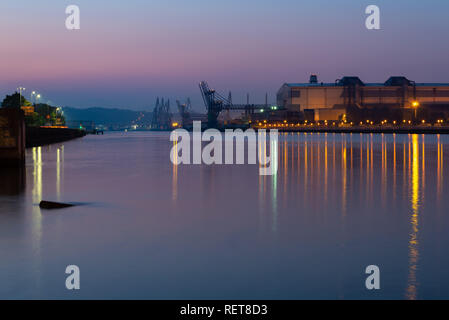 Gru lungo il fiume Nervion nel nord industriale di Bilbao, Paesi Baschi Foto Stock