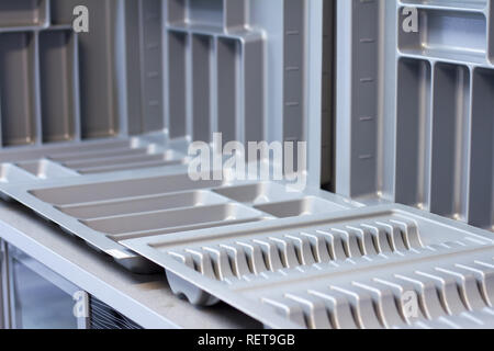 Organizer per utensili. Ripiano per le piastre. Bar ripiano per bicchieri di vino alla cucina. Accessori per mobili. Costruito in apparecchiature. Foto Stock