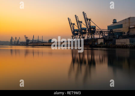 Gru lungo il fiume Nervion nel nord industriale di Bilbao, Paesi Baschi Foto Stock