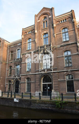 Edifici storici lungo il canale le strade di Amsterdam, Olanda, Paesi Bassi Foto Stock